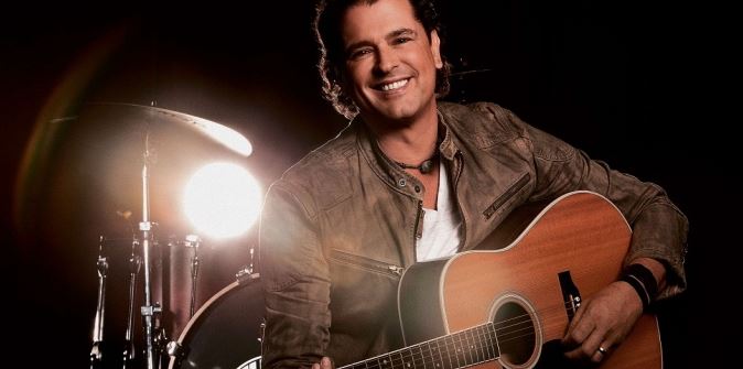 Carlos Vives saluda a las cámaras de Mamá Beauté