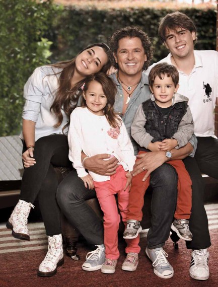 Carlos Vives con sus hijos Lucía, Carlos Enrique, Pedro y Elena