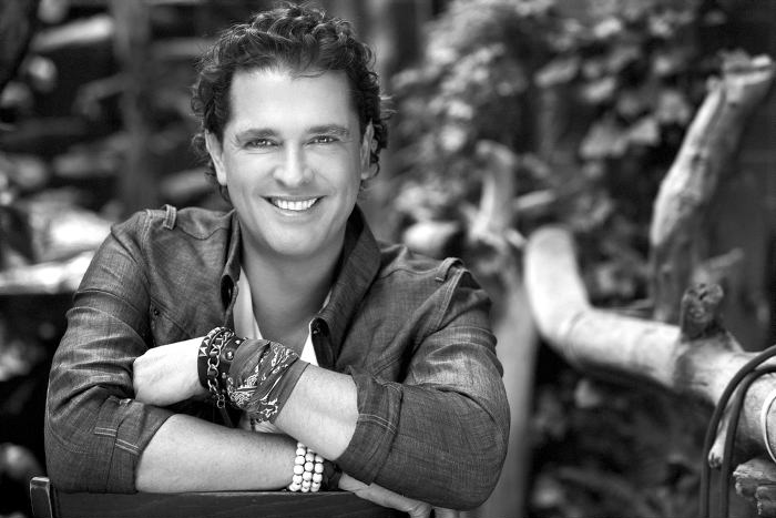 Carlos Vives saluda a las cámaras de Mamá Beauté